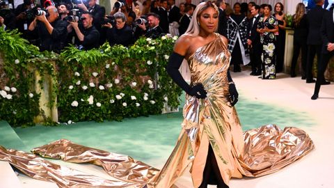 Serena Williams eligi el dorado para la noche de la moda
