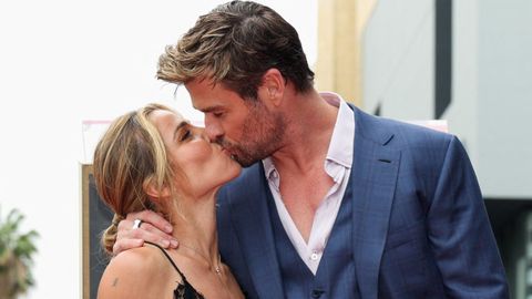 El beso entre Chris Hemsworth y Elsa Pataky en el Paseo de la Fama