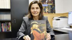 La catedrática María López con un ejemplar de la nueva publicación