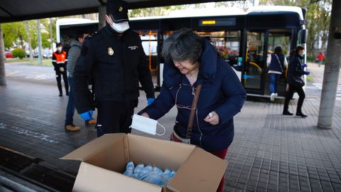 Polica Local y Nacional reparten mascarillas a los usuarios de los autobuses en Pontevedra