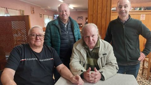 Varios extrabajadores de la factoría Donuts en la cafetería Xan Grande. De izquierda a derecha y de delante hacia atrás: Antonio Sende, Alfonso Saavedra, Juan Sande y Manolo Vidal, dueño del bar
