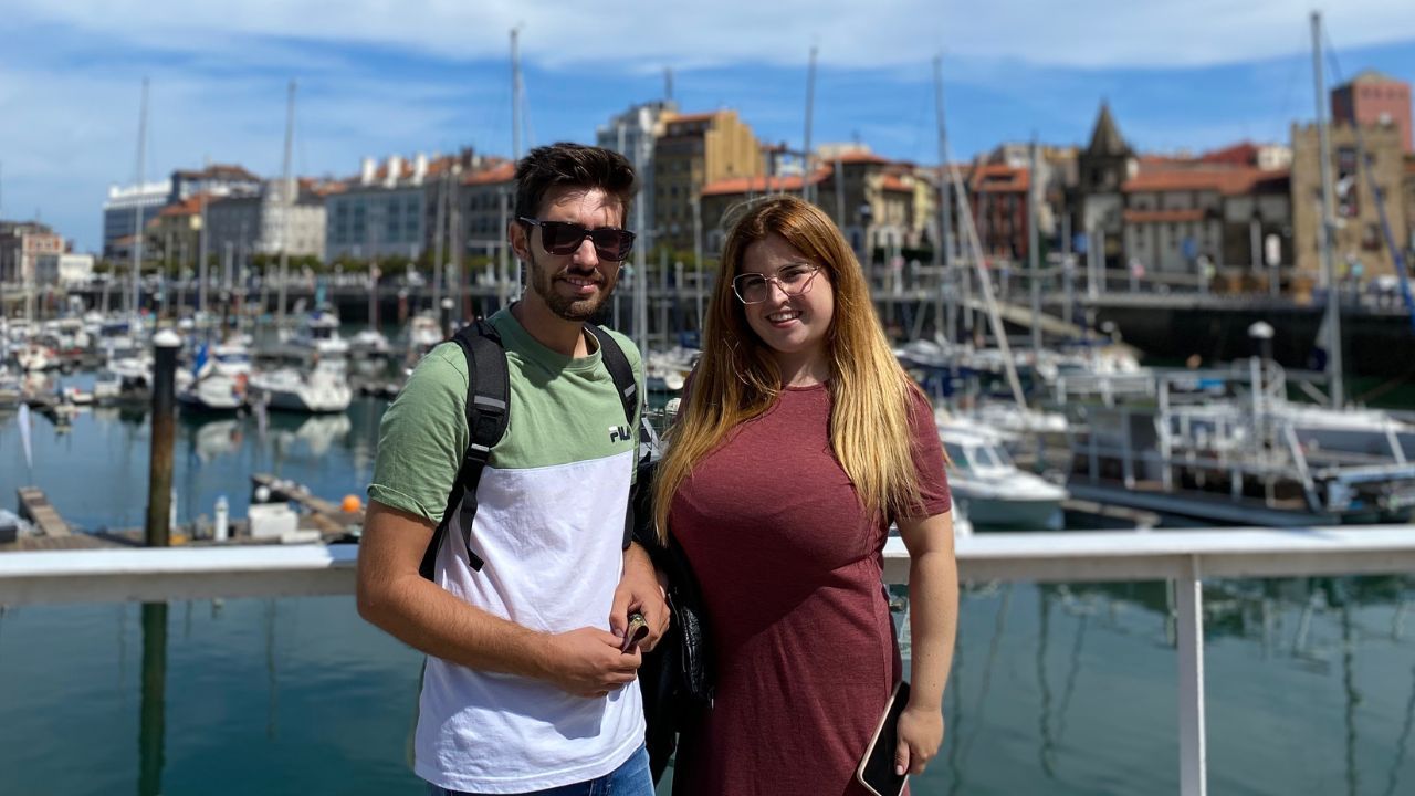 Para�Andrea Pico y Yoel Espinosa, de Elche, el verano asturiano les recuerda las temperaturas que ellos viven en Semana Santa