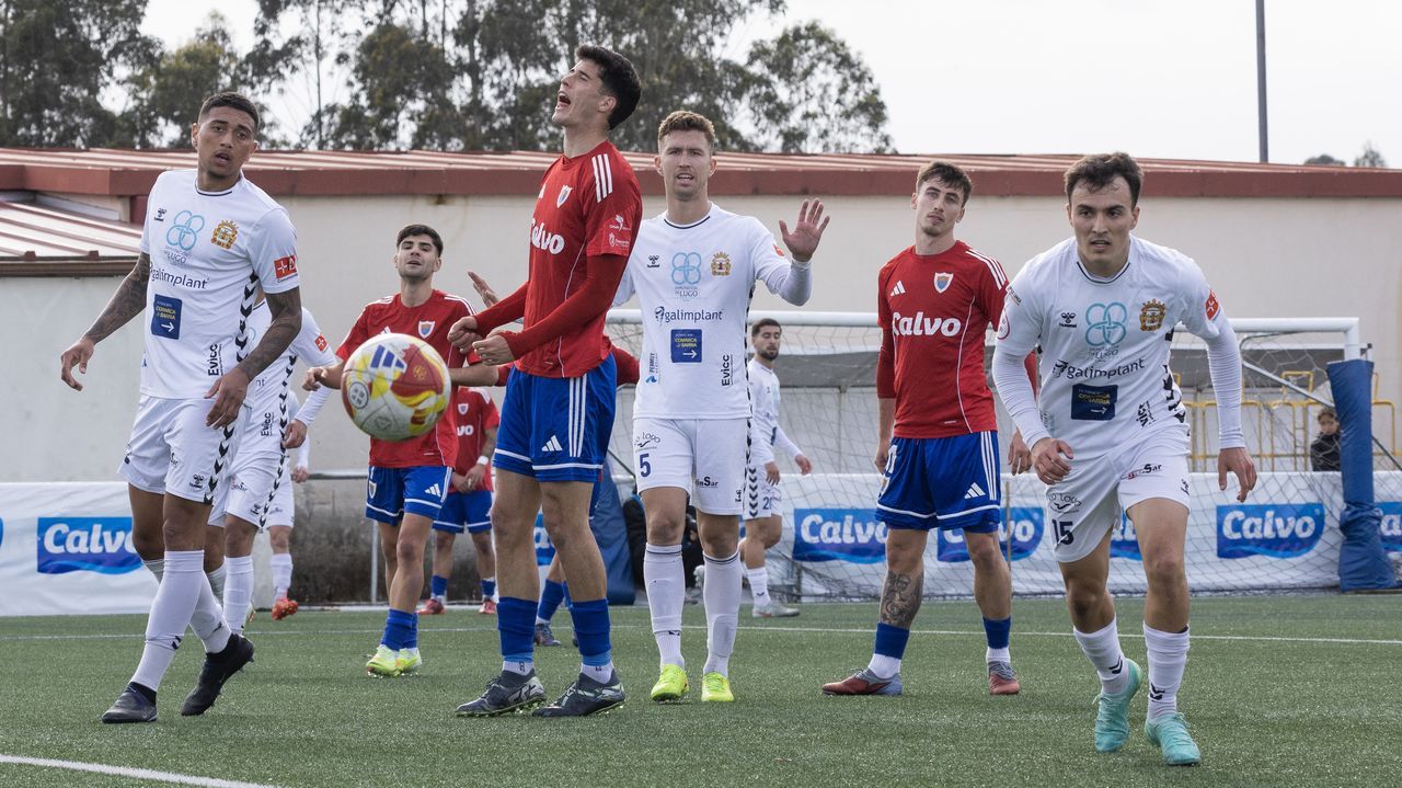 Im�genes de la gala que los hosteleros celebraron en Ribadeo.Dar�o se lamenta en una de las varias ocasiones falladas por el Berganti�os frente a la Sarriana.