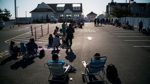 La gente hace cola para ir a la playa de Seabright en el primer día en que Nueva Jersey levantó la restricción