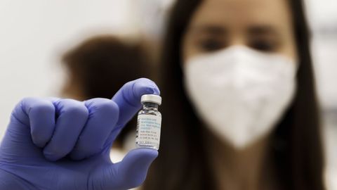 Una enfermera muestra un vial de la vacuna contra la viruela del mono