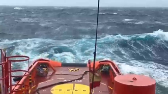La tempestad sacude al remolcador que busca al pesquero desaparecido