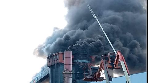 Imagen del incendio de las bateras de cok de Arcelor en Avils