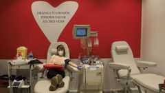 Una persona dona sangre en el hospital Clnico de Santiago