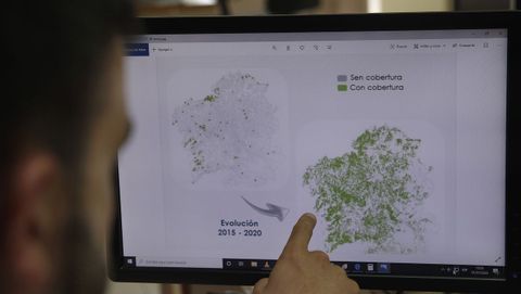 Un empleado analiza la evolucin de la cobertura de banda ancha en Galicia entre el 2015 y el 2020
