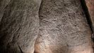 En el caso del dolmen de Dombate se han encontrado los grabados en cuatro losas, pero algunos de ellos están parcialmente tapados