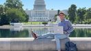 Pardavila, «teletrabajando» desde una fuente ubicada delante del Capitolio de Estados Unidos