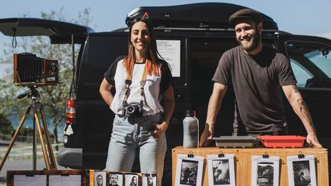 Verónica y Daniel con la cámara y la furgoneta con la que recorren Galicia haciendo retratos