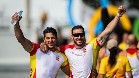 Saul Craviotto (d) y Cristian Toro (i) celebran la medalla de oro conseguida en el K2 200m masculino de canotaje de volcidad hoy, jueves 18 de agosto de 2016, durante los Juegos Olmpicos Ro 2016, en el lago Rodrigo de Freitas de Ro de Janeiro