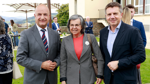 El vicepresidente de FADE, Rub�n Castro; la senadora por Asturias, Mar�a Jes�s �lvarez; y el presidente de la Confederaci�n Empresaral de Hosteler�a de Espa�a, Jos� Luis Almeida, durante el c�ctel ofrecido en los Encuentros en el Eo 2026<br />DE ESPA�A