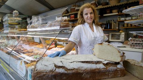 Carmen Pazos muestra varios tipos de brona en su negocio de la plaza de Lugo, Al pan pan