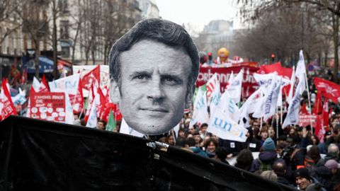 Una pancarta encabezada por el rostro de Macron, durante la manifestación del jueves en París contra la reforma de las pensiones del Gobierno galo