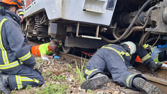 Varios agentes de bomberos trabajan en el accidente de tren en Siero