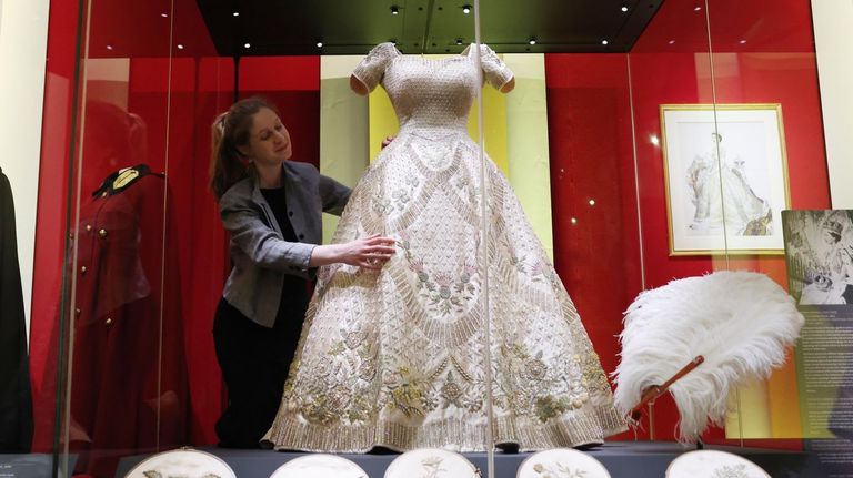 Buckingham abre el armario de Isabel II