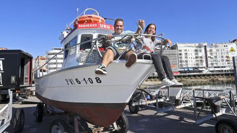 Leticia Vázquez, con su marido Marcos Martínez, trabajan juntos en el Uru Dous y ella es la única mujer enrolada en la pesca de bajura en Sanxenxo