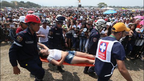 Una joven es atendida tras sufrir un desmayo durante  el concierto celebrado en el puente fronterizo de Tienditas, en Ccuta (Colombia)