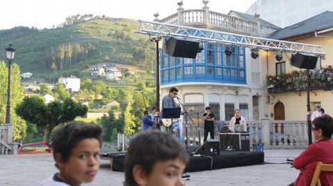 As Letras en Ourense.Actores e msicos da comarca de Valdeorras participaron na Festa das Letras do Barco
