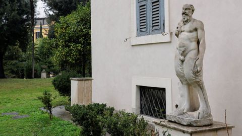 Estatua del dios griego Pan, mitad hombre y mitad cabra, atribuida a la mano de Miguel Ángel e instalada en el jardín del palacete.