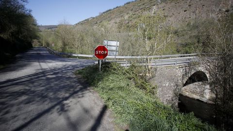 La carretera entre Baralla y la A-6 en Neira de Rei tiene un puente sobre el ro Neira