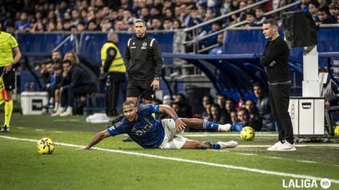 Rondn, en el suelo, con Carrin al lado, durante el Oviedo-Mallorca