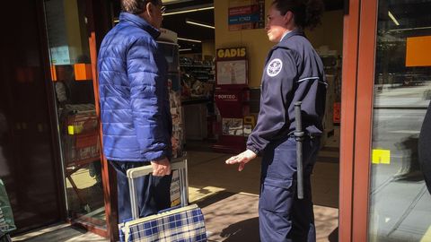 Seguridad privada para dosificar la entrada de clientes al supermercado Gadis de A Gaiteira
