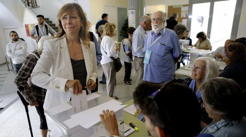La presidenta del Partido Popular cataln, Alicia Snchez Camacho, vota en una mesa del Colegio IES Jaume Balmes de Barcelona