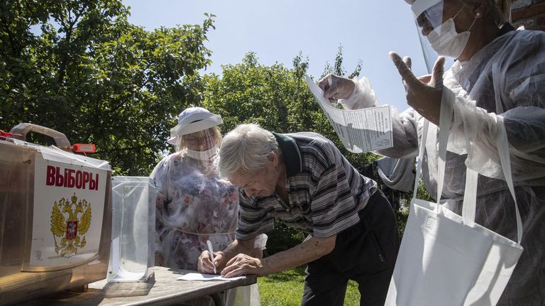 Miembros del colegio electoral recogieron votos en los pueblos de la región de Moscú