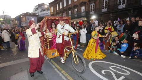 Desfile de carrozas y comparsas en el entroido corus.