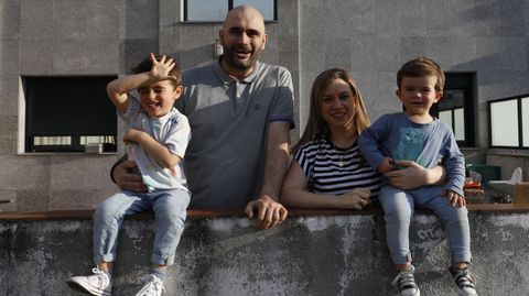 Pablo Estvez, junto a su familia en la terraza donde representaba sus actuaciones del confinamiento