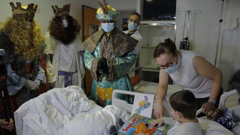 Los Reyes Magos también llevaron regalos a los menores ingresados en el materno