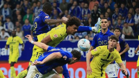 Bailly y Vi�as disputan un bal�n durante el Oviedo-Villarreal
