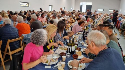 Cientos de personas disfrutaron del cordero asado