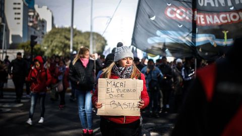 Cientos de personas se movilizan este jueves contra el gobierno de Mauricio Macri por la crisis económica en Buenos Aires