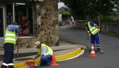 Una brigada de obras cruceas trabajando en una obras de carcter municipal. 