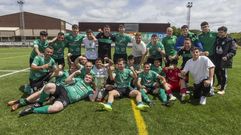 El Xallas recibe la copa de campeón de la liga en A Fontenla