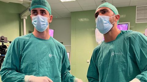 Rodrigo Gil con el veterinario Carlos Rumbo