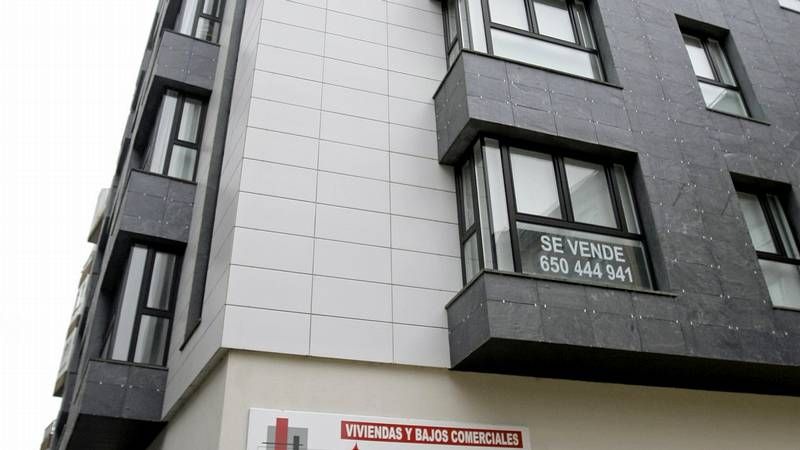 Algunos coches aparcaban con las cuatro ruedas en la acera