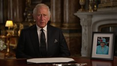 Carlos III, primer ba�o de masas como rey