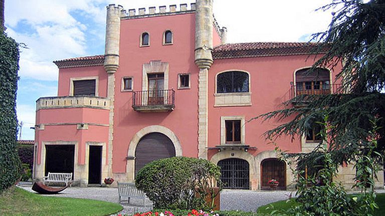 Palacete del museo Evaristo Valle, en Somió (Gijón)