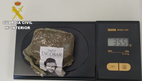 Imagen de la droga incautada en Arteixo por la Guardia Civil marcada con una imagen del capo Pablo Escobar