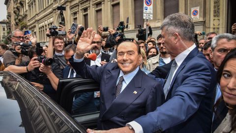 El exprimer ministro italiano y líder del partido 'Forza Italia' (FI), Silvio Berlusconi, asiste a votar en las elecciones generales en Milán.