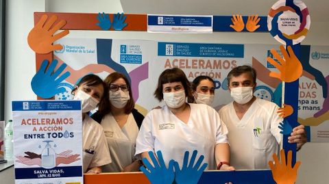 Los sanitarios del CHUO se fotografiaron en el photocall conmemorativo del Día Mundial de la Higiene de Manos.