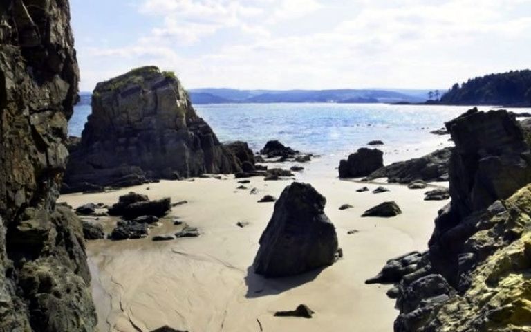 A la cala de Os Lobos, en Carnoedo, se accede con ayuda de unas cuerdas