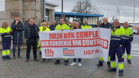 Concentración de trabajadores de Eulen, adjudicataria del servicio de limpieza de Navantia Ferrol