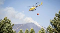Un helicptero trabaja en el incendio de Las Hurdes y la sierra de Gata.