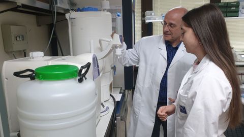 Luis Botana, en un laboratorio de la Facultade de Veterinaria con una investigadora
